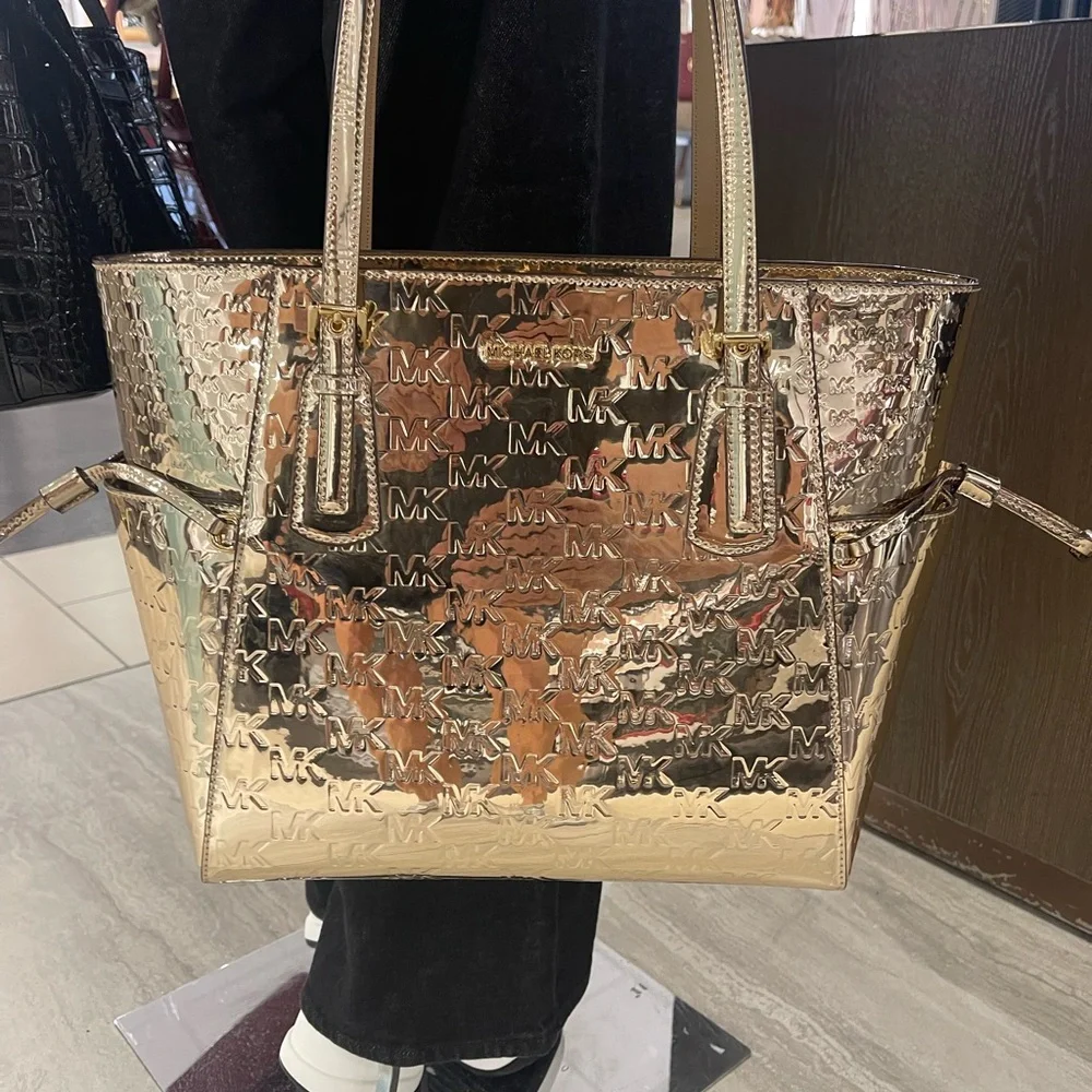 MICHAEL KORS Voyager Large Metallic Logo Debossed EW Shoulder Tote Bag
Pale Gold - Picture 11 of 16